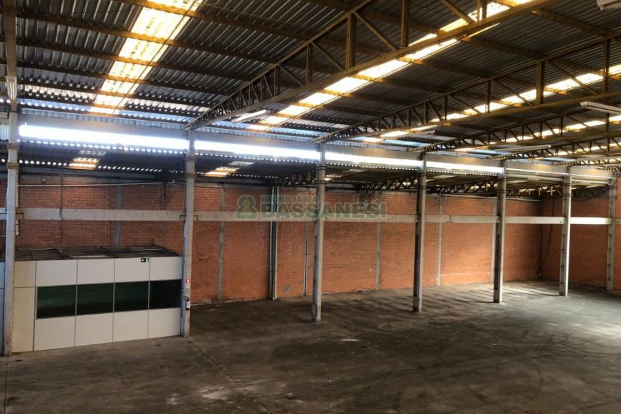 Pavilhão com 2032m², no bairro Ana Rech em Caxias do Sul para Alugar