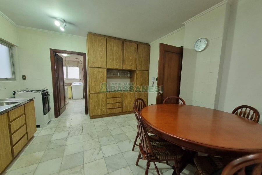 Apto Mobiliado com 130m², 3 dormitórios, 1 vaga, no bairro Lourdes em Caxias do Sul para Comprar