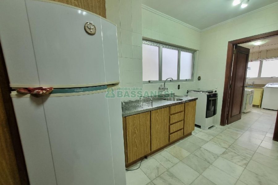 Apto Mobiliado com 130m², 3 dormitórios, 1 vaga, no bairro Lourdes em Caxias do Sul para Comprar