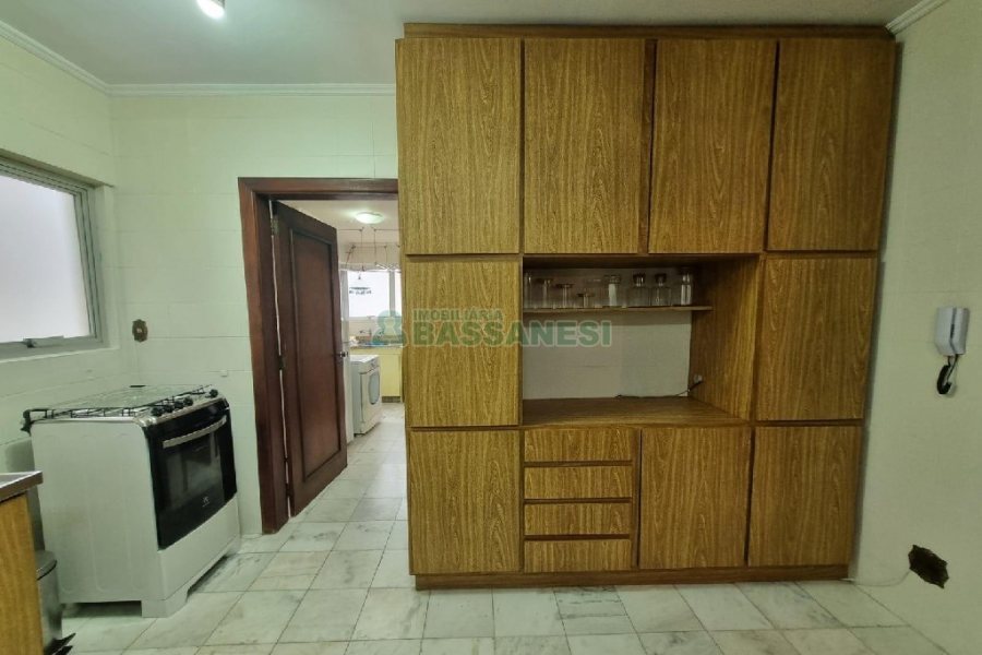 Apto Mobiliado com 130m², 3 dormitórios, 1 vaga, no bairro Lourdes em Caxias do Sul para Comprar