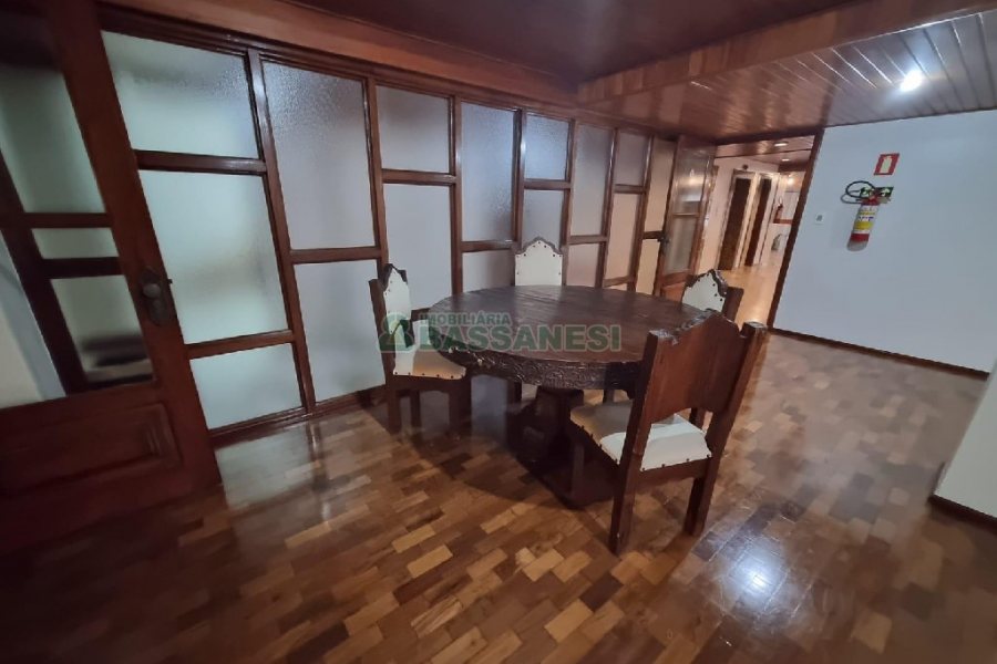 Apto Mobiliado com 130m², 3 dormitórios, 1 vaga, no bairro Lourdes em Caxias do Sul para Comprar