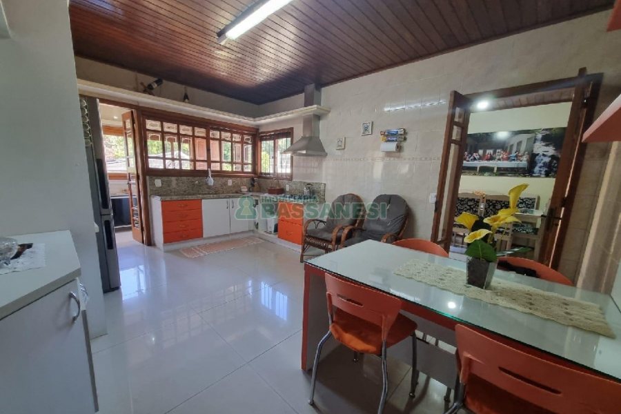 Casa Mobiliada com 150m², 3 dormitórios, 2 vagas, no bairro Cidade Nova em Caxias do Sul para Alugar ou Comprar