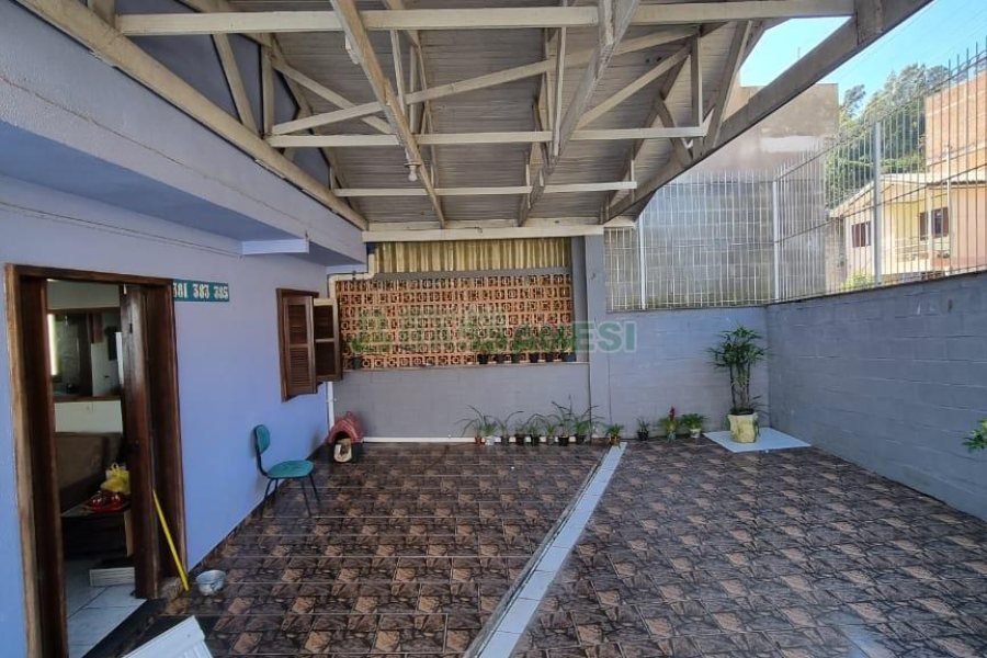 Casa com 213m², 3 dormitórios, 1 vaga, no bairro Planalto em Caxias do Sul para Comprar