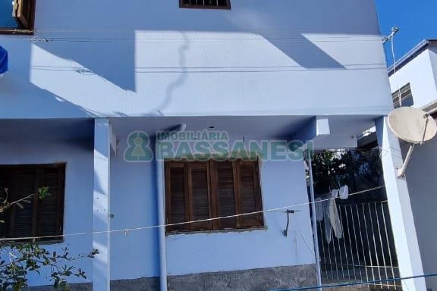 Casa com 213m², 3 dormitórios, 1 vaga, no bairro Planalto em Caxias do Sul para Comprar