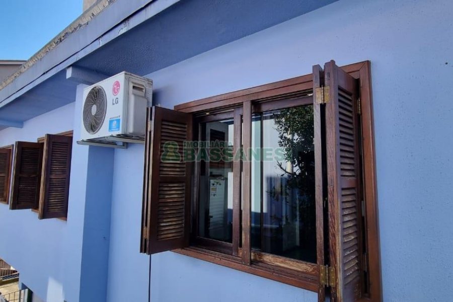 Casa com 213m², 3 dormitórios, 1 vaga, no bairro Planalto em Caxias do Sul para Comprar