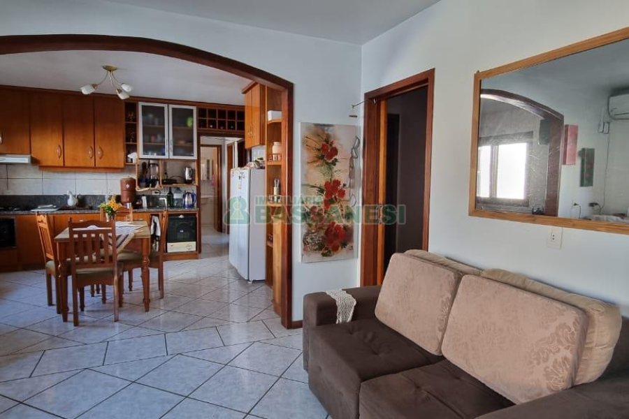 Casa com 213m², 3 dormitórios, 1 vaga, no bairro Planalto em Caxias do Sul para Comprar