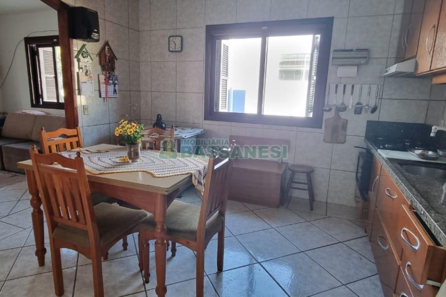 Casa com 213m², 3 dormitórios, 1 vaga, no bairro Planalto em Caxias do Sul para Comprar