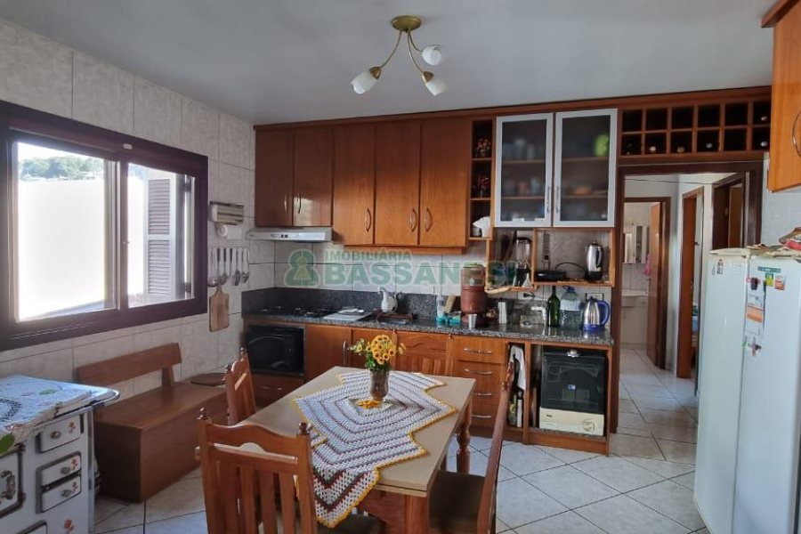 Casa com 213m², 3 dormitórios, 1 vaga, no bairro Planalto em Caxias do Sul para Comprar