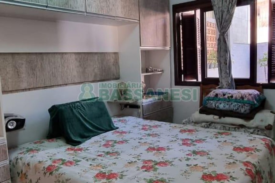 Casa com 213m², 3 dormitórios, 1 vaga, no bairro Planalto em Caxias do Sul para Comprar