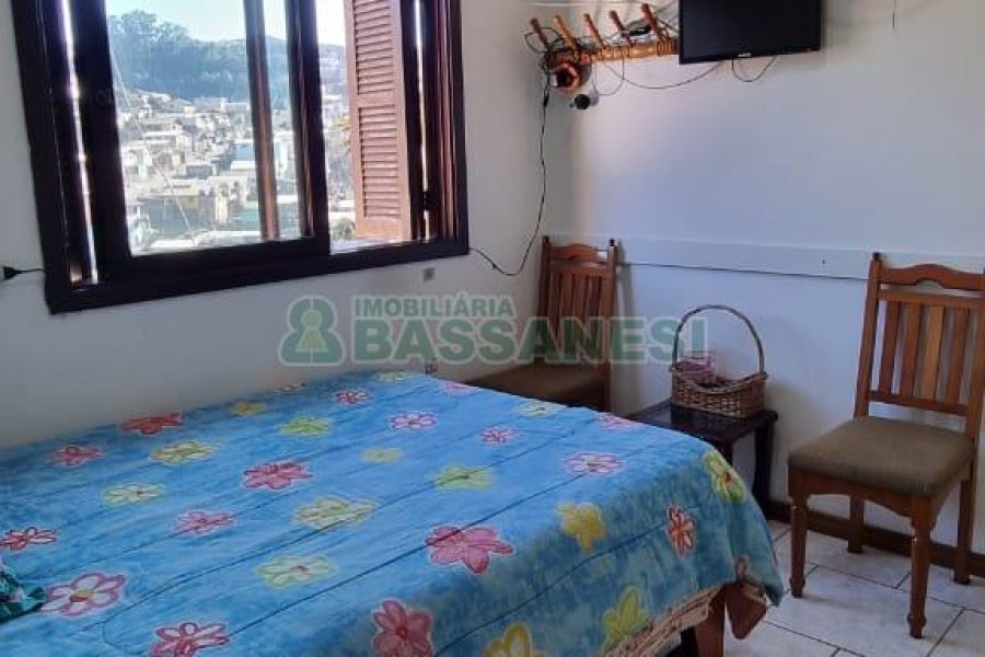 Casa com 213m², 3 dormitórios, 1 vaga, no bairro Planalto em Caxias do Sul para Comprar