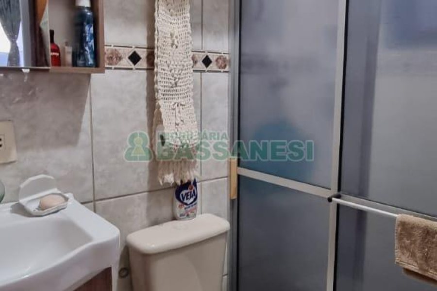 Casa com 213m², 3 dormitórios, 1 vaga, no bairro Planalto em Caxias do Sul para Comprar