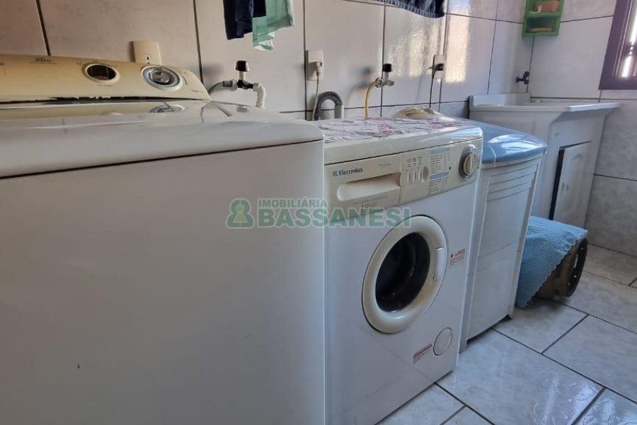 Casa com 213m², 3 dormitórios, 1 vaga, no bairro Planalto em Caxias do Sul para Comprar