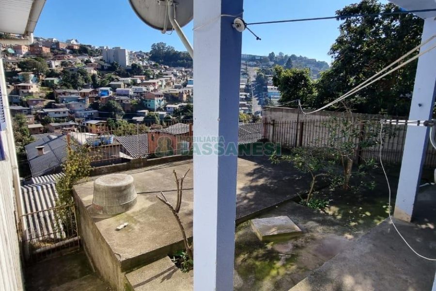 Casa com 213m², 3 dormitórios, 1 vaga, no bairro Planalto em Caxias do Sul para Comprar
