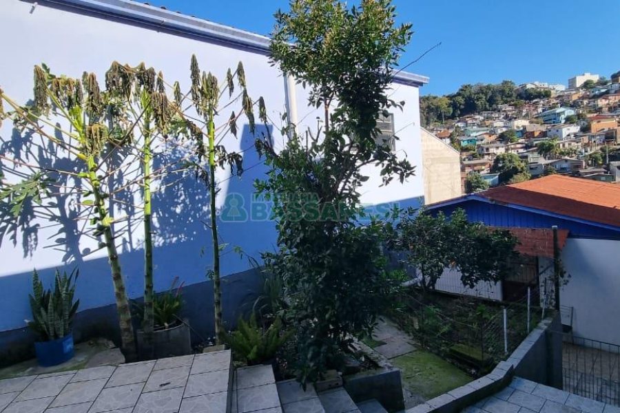 Casa com 213m², 3 dormitórios, 1 vaga, no bairro Planalto em Caxias do Sul para Comprar