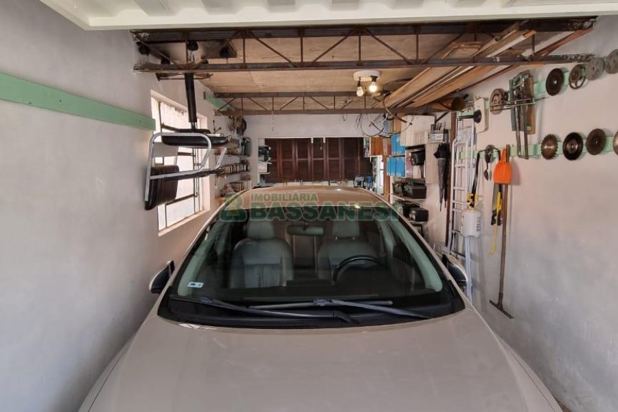 Casa com 213m², 3 dormitórios, 1 vaga, no bairro Planalto em Caxias do Sul para Comprar