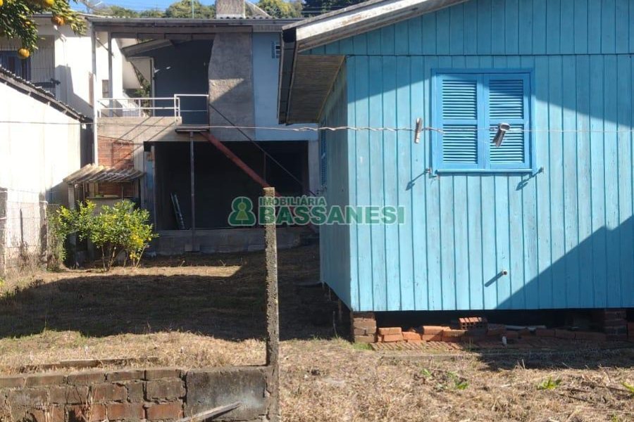 Casa com 170m², 2 dormitórios, 1 vaga, no bairro Marechal Floriano em Caxias do Sul para Comprar