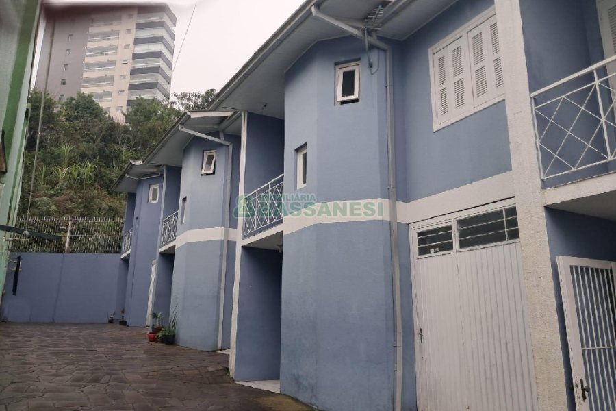 Sobrado com 86m², 3 dormitórios, 1 vaga, no bairro Cristo Redentor em Caxias do Sul para Comprar