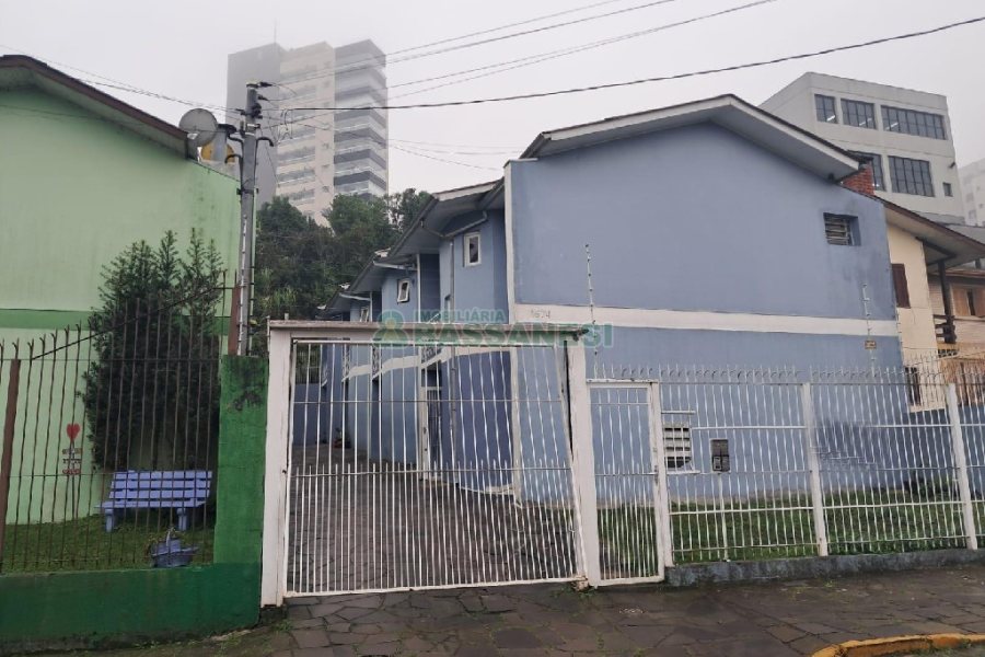 Sobrado com 86m², 3 dormitórios, 1 vaga, no bairro Cristo Redentor em Caxias do Sul para Comprar