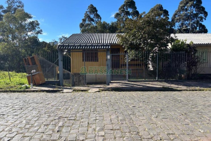 Casa com 63m², 3 dormitórios, 2 vagas, no bairro Charqueadas em Caxias do Sul para Comprar
