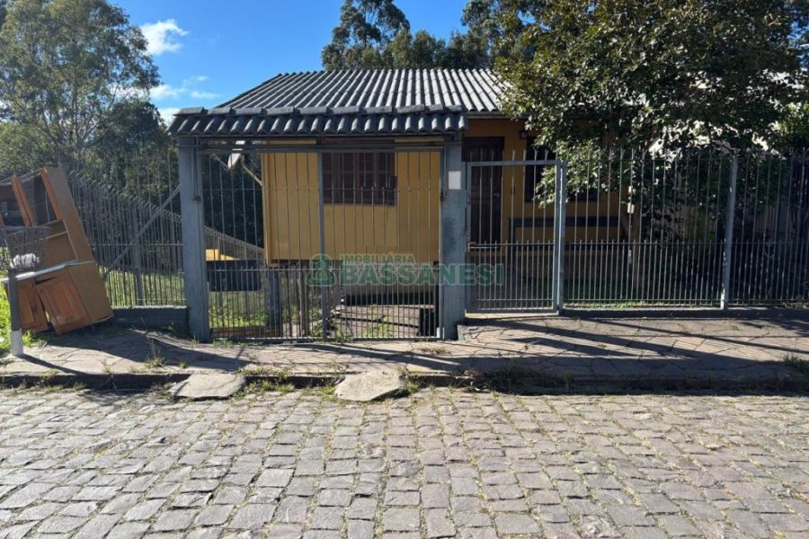 Casa com 63m², 3 dormitórios, 2 vagas, no bairro Charqueadas em Caxias do Sul para Comprar