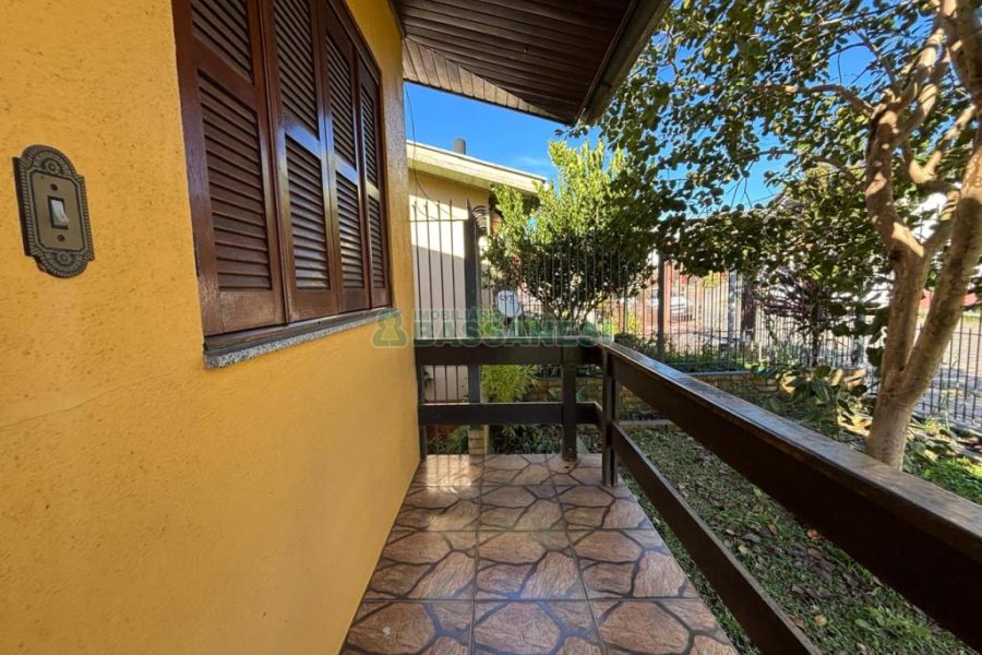 Casa com 63m², 3 dormitórios, 2 vagas, no bairro Charqueadas em Caxias do Sul para Comprar