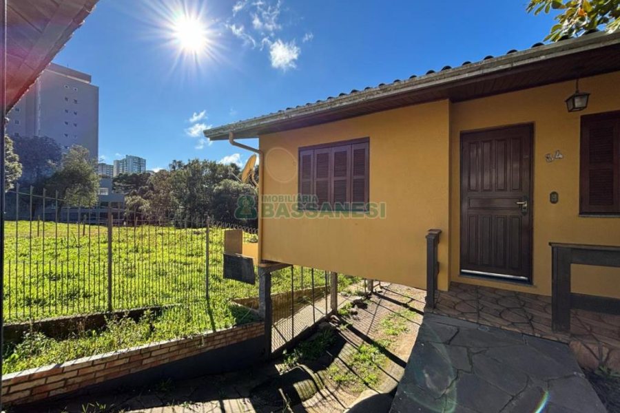 Casa com 63m², 3 dormitórios, 2 vagas, no bairro Charqueadas em Caxias do Sul para Comprar