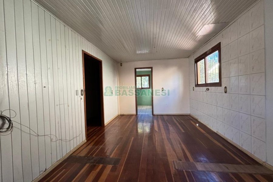 Casa com 63m², 3 dormitórios, 2 vagas, no bairro Charqueadas em Caxias do Sul para Comprar