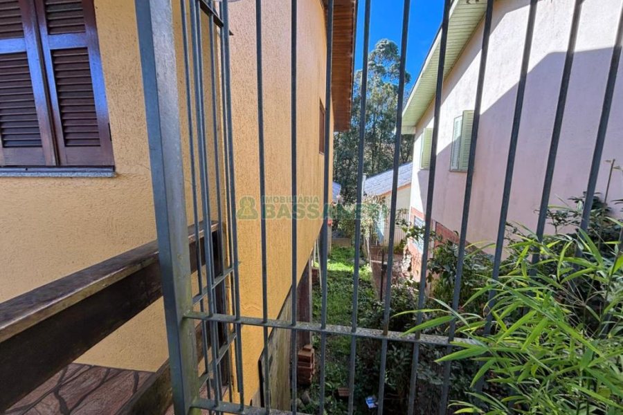 Casa com 63m², 3 dormitórios, 2 vagas, no bairro Charqueadas em Caxias do Sul para Comprar