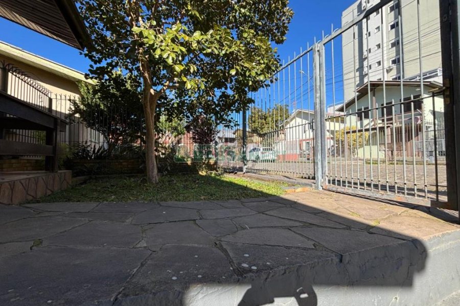 Casa com 63m², 3 dormitórios, 2 vagas, no bairro Charqueadas em Caxias do Sul para Comprar