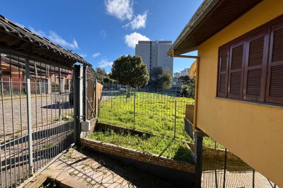 Casa com 63m², 3 dormitórios, 2 vagas, no bairro Charqueadas em Caxias do Sul para Comprar
