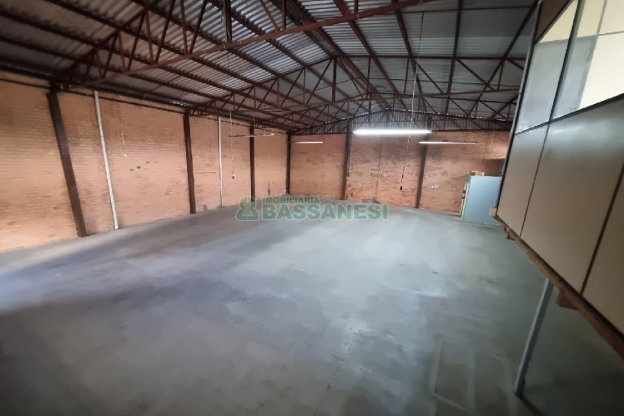 Pavilhão com 400m², no bairro Salgado Filho em Caxias do Sul para Alugar