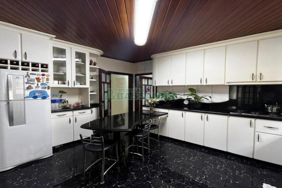 Casa com 243m², 3 dormitórios, 4 vagas, no bairro Bela Vista em Caxias do Sul para Alugar ou Comprar