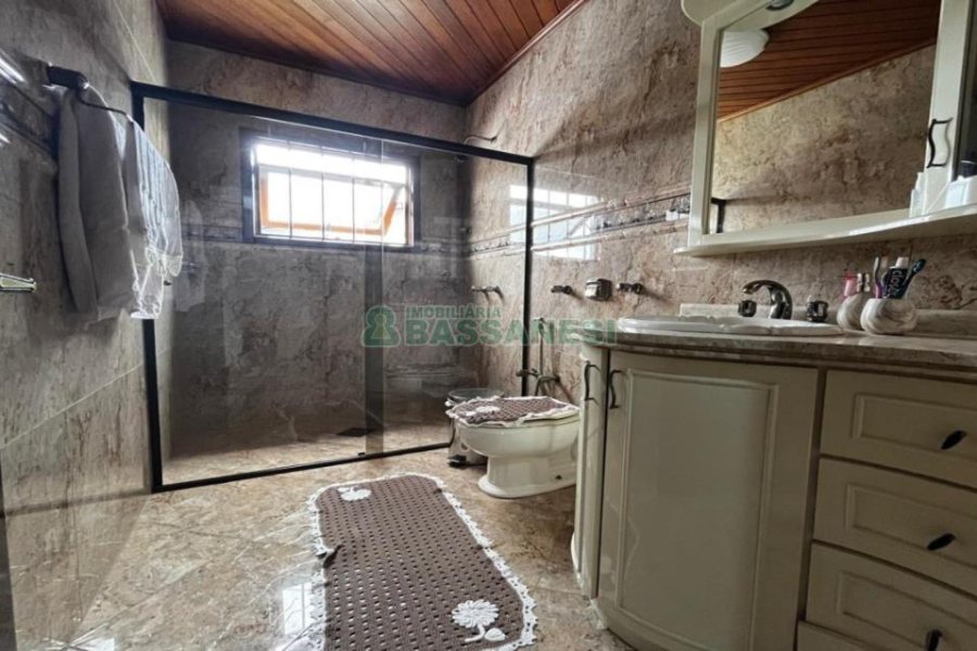 Casa com 243m², 3 dormitórios, 4 vagas, no bairro Bela Vista em Caxias do Sul para Alugar ou Comprar