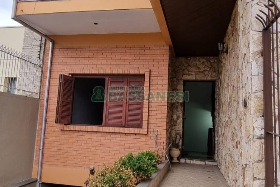 Casa com 342m², 3 dormitórios, 1 vaga, no bairro Cinqüentenário em Caxias do Sul para Comprar