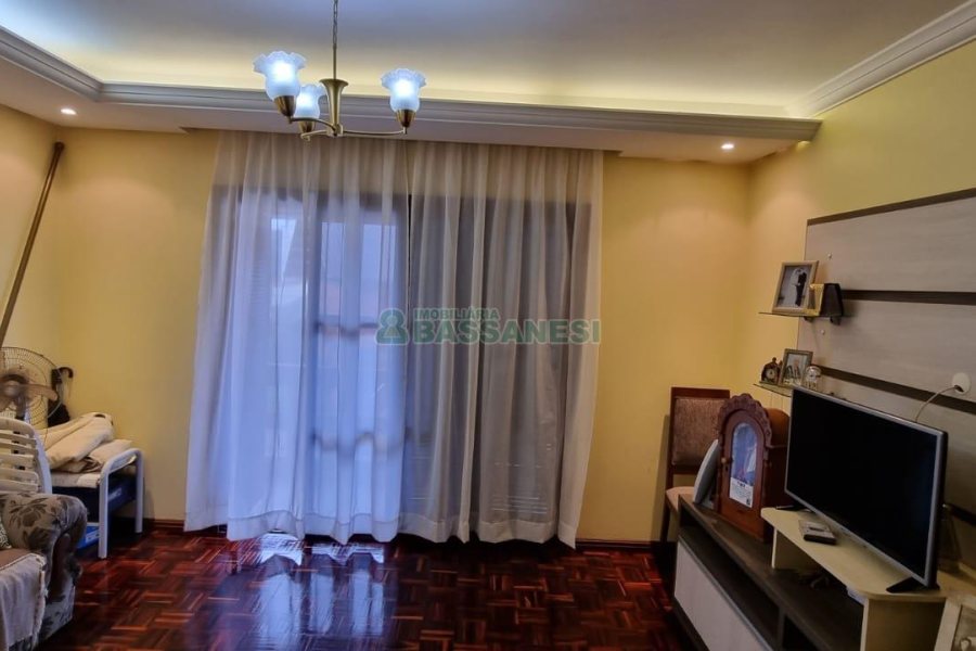 Casa com 342m², 3 dormitórios, 1 vaga, no bairro Cinqüentenário em Caxias do Sul para Comprar