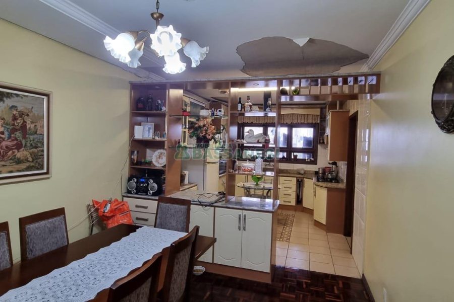 Casa com 342m², 3 dormitórios, 1 vaga, no bairro Cinqüentenário em Caxias do Sul para Comprar