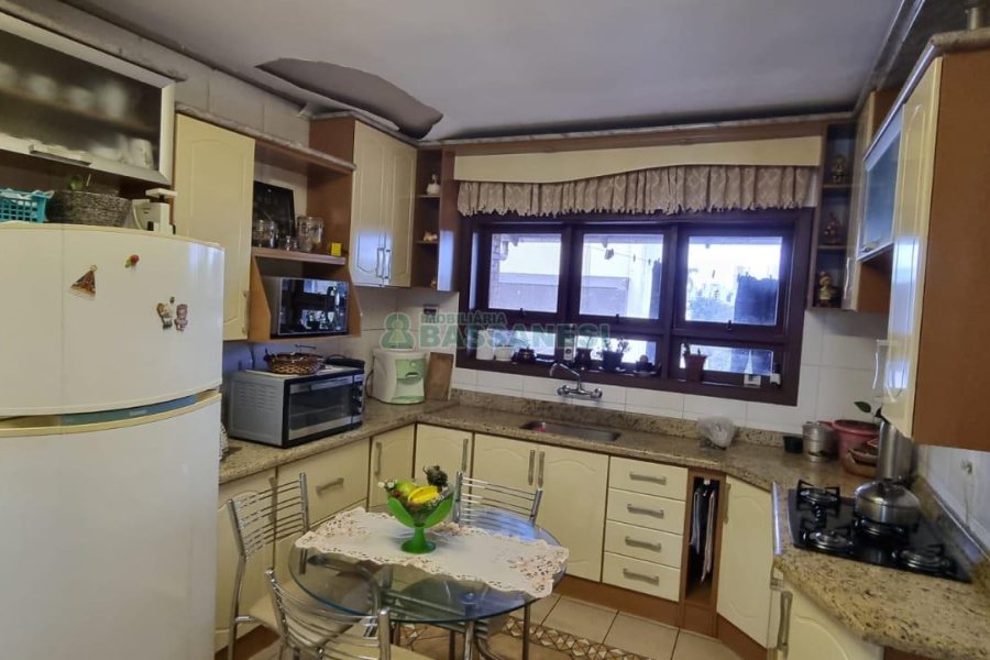 Casa com 342m², 3 dormitórios, 1 vaga, no bairro Cinqüentenário em Caxias do Sul para Comprar