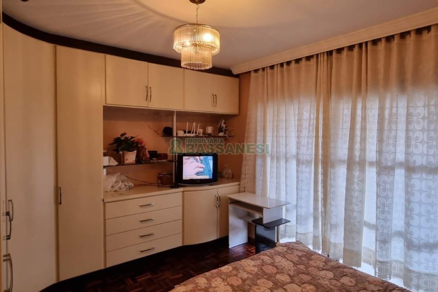 Casa com 342m², 3 dormitórios, 1 vaga, no bairro Cinqüentenário em Caxias do Sul para Comprar