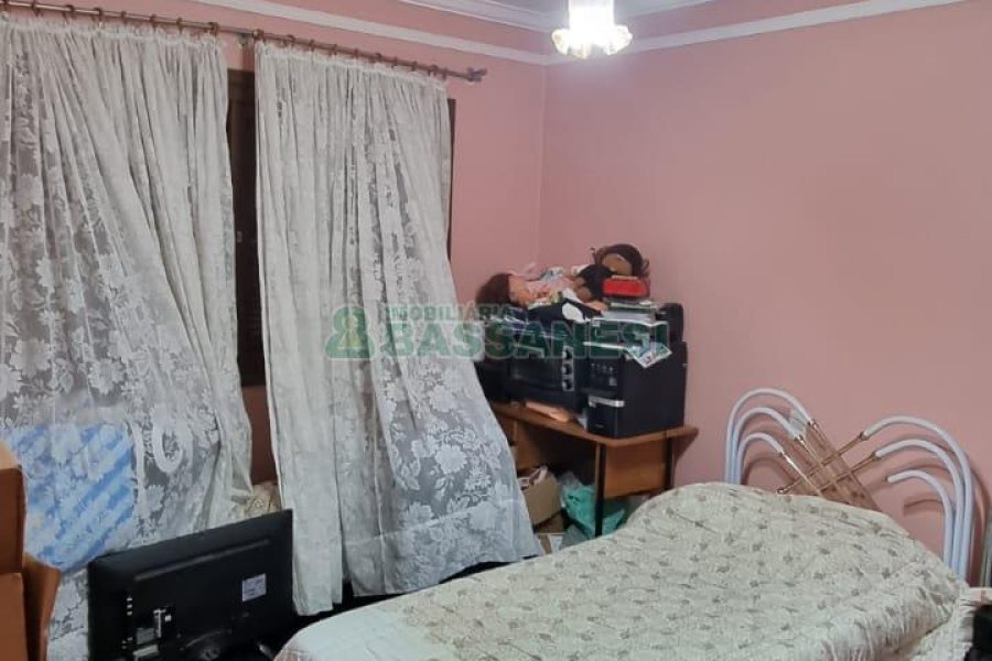 Casa com 342m², 3 dormitórios, 1 vaga, no bairro Cinqüentenário em Caxias do Sul para Comprar