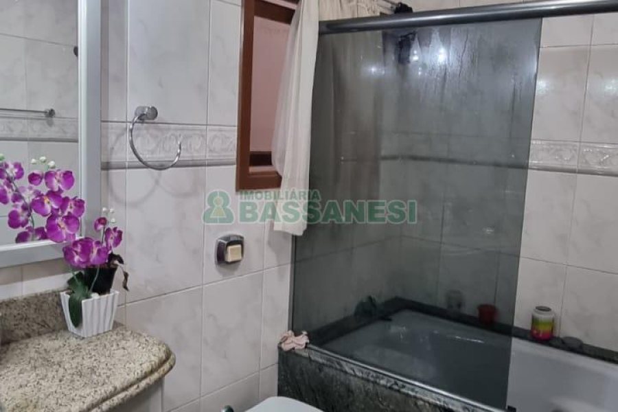 Casa com 342m², 3 dormitórios, 1 vaga, no bairro Cinqüentenário em Caxias do Sul para Comprar