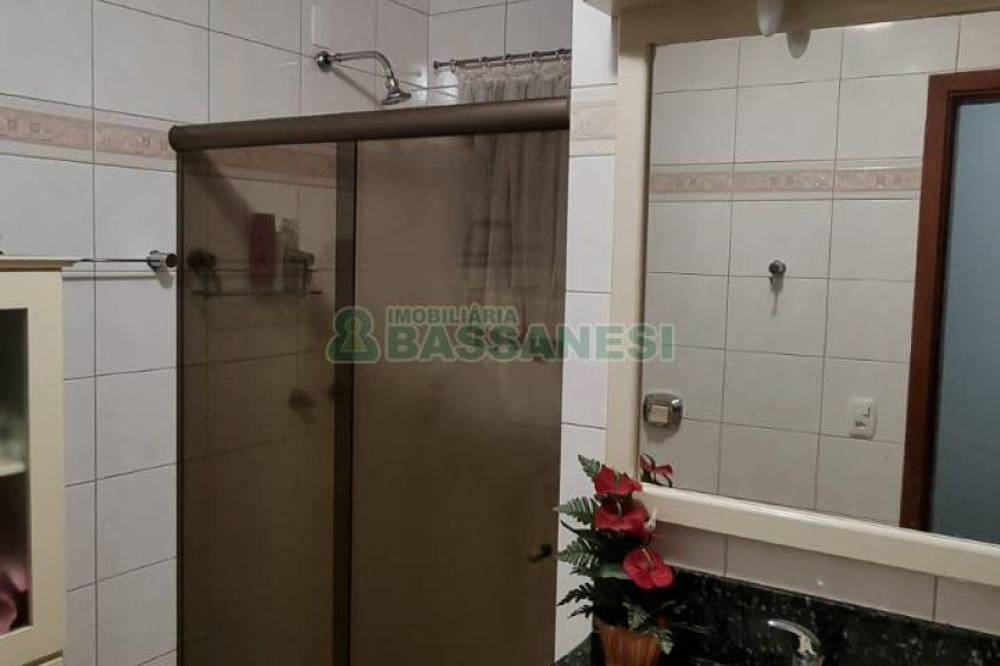 Casa com 342m², 3 dormitórios, 1 vaga, no bairro Cinqüentenário em Caxias do Sul para Comprar