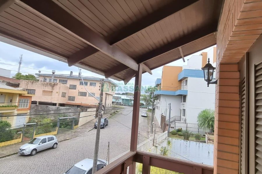 Casa com 342m², 3 dormitórios, 1 vaga, no bairro Cinqüentenário em Caxias do Sul para Comprar
