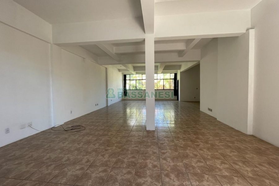 Predio com 1352m², 1 vaga, no bairro Cinqüentenário em Caxias do Sul para Alugar