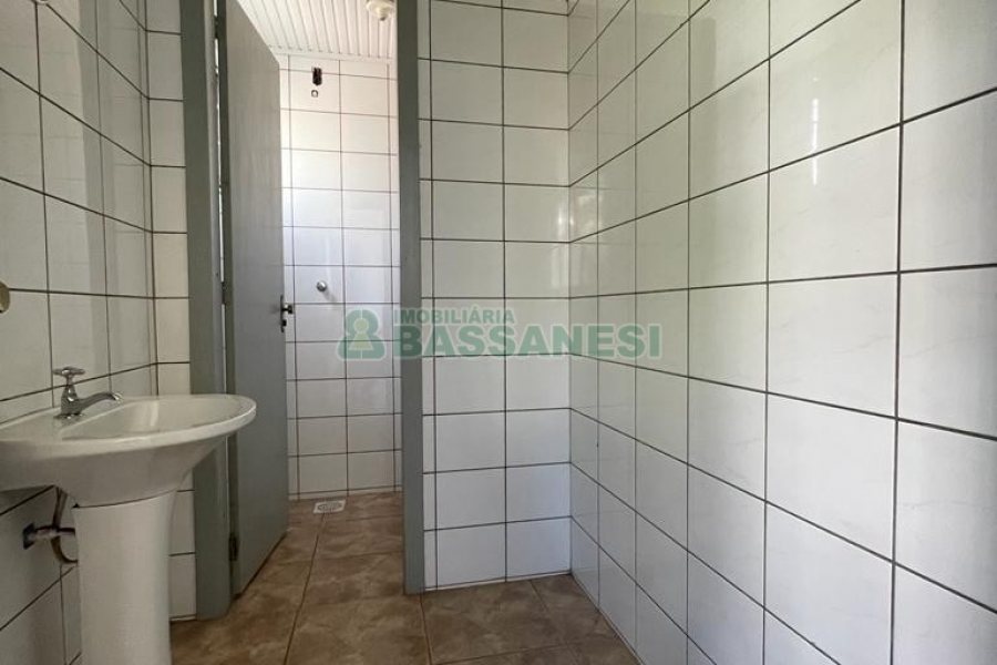 Predio com 1352m², 1 vaga, no bairro Cinqüentenário em Caxias do Sul para Alugar