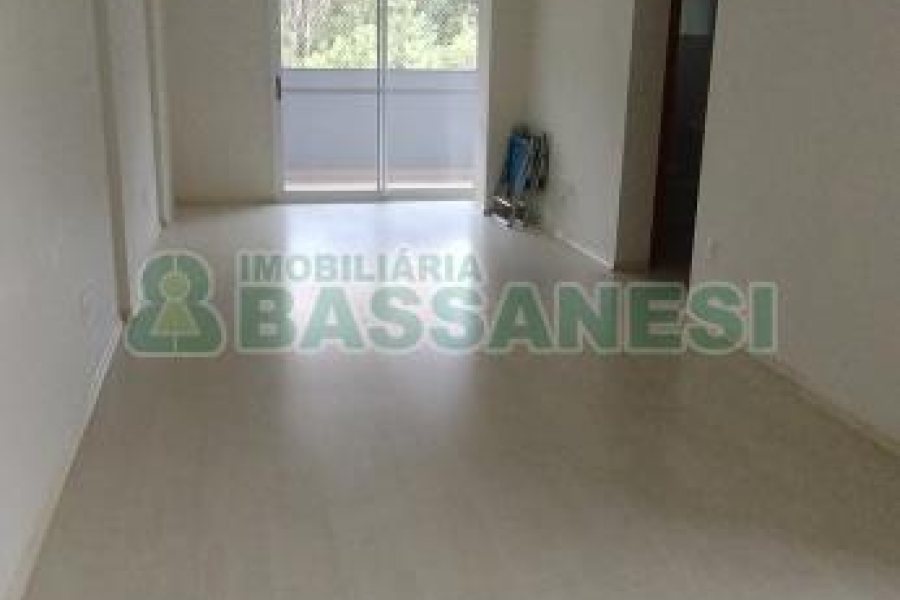 Apartamento com 72m², 2 dormitórios, 1 vaga, no bairro Medianeira em Caxias do Sul para Comprar