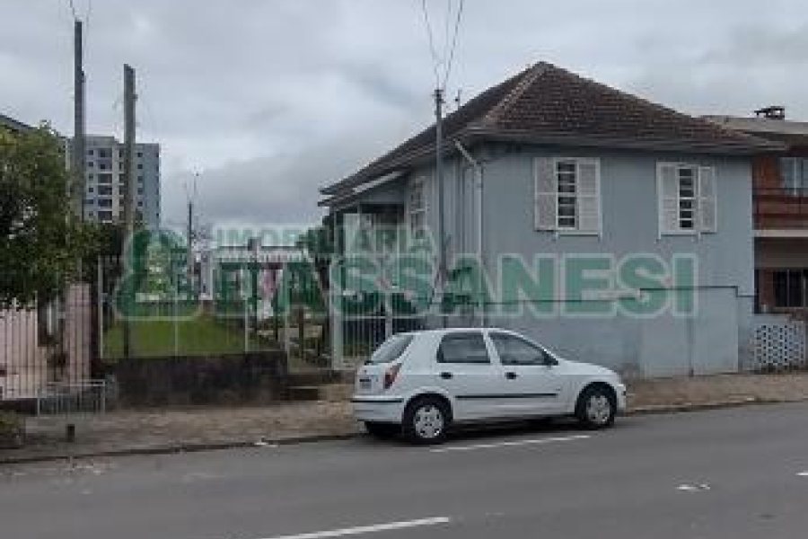 Casa com 435m², 2 dormitórios, 1 vaga, no bairro São José em Caxias do Sul para Comprar