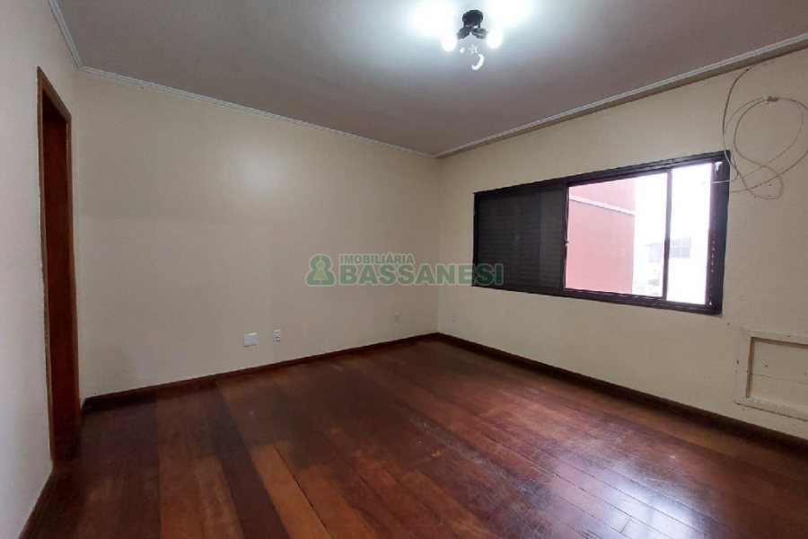 Apartamento com 140m², 3 dormitórios, 2 vagas, no bairro Lourdes em Caxias do Sul para Alugar