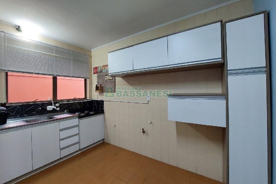 Apartamento com 140m², 3 dormitórios, 2 vagas, no bairro Lourdes em Caxias do Sul para Alugar