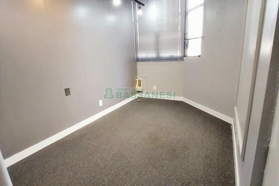 Sala com 34m², no bairro Lourdes em Caxias do Sul para Comprar