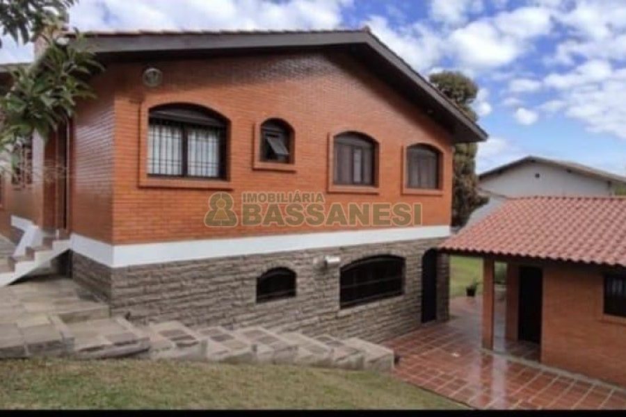 Casa com 363m², 4 dormitórios, 6 vagas, no bairro Saint Etienne em Caxias do Sul para Alugar